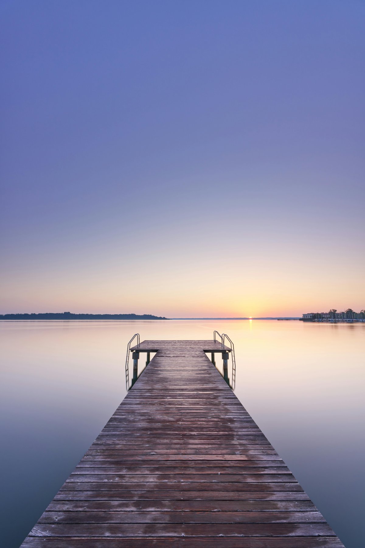Un lac et son ponton à la levée du jour