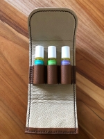 3 roll-on aux huiles essentielles à choix + étui en cuir cousu main